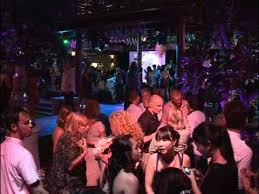 Ahora, jho low ha sido retratado para la posteridad en 'billion dollar whale: Paris Hilton Party Bali Youtube