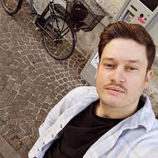 Bonjour à tous !! Pommes d'api, primeur sous les halles, change de  propriétaire !! Juliette reprend le stand suite au départ à la retraite de  Marie. Elle vous attend à partir du