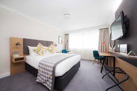 Holiday inn london gatwick airport (lgw) hotel guide there are several hotels conveniently located near london gatwick international airport catering to transit passengers and visitors to london. Executive Suite At Gatwick Airport Holiday Inn London Gatwick Airport