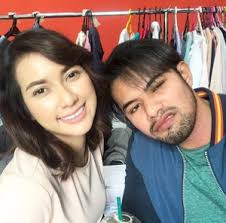 Download lagu kalau jodoh tak kemana mp3 dan mp4 video dengan kualitas terbaik. Gambar Kalau Jodoh Tak Ke Mana 10 Pasangan Ini Bertemu Cinta Hati Di Set Lokasi Media Hiburan