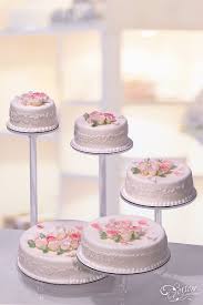 Das würde ich aber nur sehr ungern machen, weil mir die torte schon teuer genug ist und ich deshalb nicht auch meinst du dieses ganz normale einweggeschirr aus pappe? 5 Stockige Hochzeitstorte Mit Vielen Rosen Rosenknospen Auf Der Stufen Etagere Hochzeitstorte Hochzeitstorte Etagere Hochzeitsdekoration