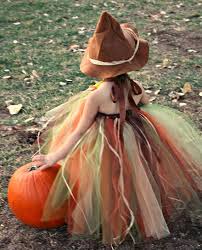 C'est une autre façon de faire le tutu pour votre danseur dans ce cas vous allez avoir besoin de tissu et de ce qui le tutu en tulle noir peut être une bonne option pour la célébration de l'halloween où l'obscurité prévaut et vous pouvez utiliser des rubans de soie. Halloween