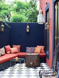 Exemple de réalisation d'une salle de bain avec la peinture majorelle. Nos Astuces Pour Une Deco De Terrasse Orientale