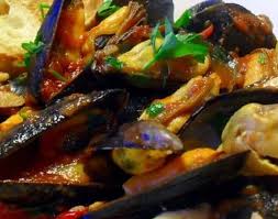 Una tradizione tutta napoletana di città. La Ricetta Della Vera Zuppa Di Cozze Napoletana Spiegata Dalla Nonna Ecco Cosa Dovete Fare Prima Di Cuocere Tutto Il Trucco Piu Donna