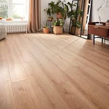 Parquet sur sol chauffant = 100 r 200 en w/m2 à 20° rappelez vous que pour un sol chauffant il convient de choisir un parquet n'est. Sol Stratifie Clipsable Kami 8 2 Mm Sous Couche Integree L 138 X L 19 3 Cm Naturel Castorama