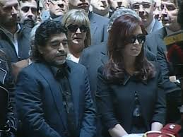 2 veces presidenta mandato cumplido 🇦🇷. Cristina Del Abrazo Con Claudia A La Camiseta De Gimnasia Que Le Dejo A Maradona