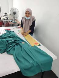 Pendidikan vokasi yang dapat diselesaikan selama 1 tahun (± 32 sks) dengan syarat kelulusan berupa laporan praktik dan laporan karya ilmiah. Belajar Jahit Fesyen Pakaian Kanak Kanak Perempuan Khas Kelas Jahitan Liana