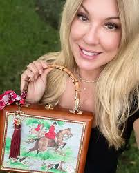 Darling Clutch Co. добави нова снимка...