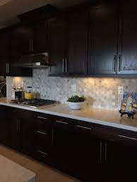 When it's time to remodel the kitchen, choosing your kitchen countertops might be the most important decision you make. Dark Brown Kitchen Cabinets Light Quartz Countertop Dark Brown Kitchen Cabinets Brown Kitchen Cabinets Modern Kitchen Backsplash