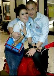 Tengku zerafina (né 1969), entrepreneur actuellement à londres;13 elle a épousé colin salem parbury 5 décembre 2004 Pacar Syahrini Masih Diragukan Sebagai Keturunan Raja Selangor