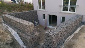 Ein Lichthof Gestaltet Und Lebensraum Geschaffen Mit Der Terrassierung Den Hang So Befestigt Das Eine Schone Lichthof Souterrain Wohnung Abgesenkte Terrasse