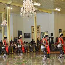 Tari kreasi adalah bentuk gerak tari baru yang dirangkai dari perpaduan gerak tari tradisional kerakyatan dengan tari tradisional klasik. Macam Macam Pola Lantai Tari Kreasi Daerah Halaman All Kompas Com