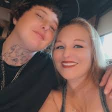 Dee Waldron's Instagram, Twitter & Facebook