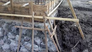 Pondasi ini termasuk pondasi dangkal karena kedalaman ke tanah relatif dangkal. Hal Yang Perlu Diperhatikan Ketika Membangun Pondasi Gedung Beton Instan Indokon Mortar Indokon