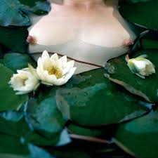 Nude Photography in Wild Landscapes – Fubiz Media