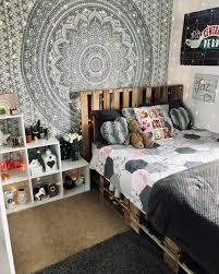 Each material has advantages and disadvantages relative to i am obsessed with the grey sliding barn door but of course, the focal point of this san francisco bedroom is the pallet accent wall. 10 Diy Pallet Bed Ideas Easy Ways To Make A Pallet Bed Apartment Therapy