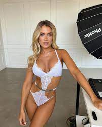 Camila Homs posó en lencería erótica: bodys ultracavados, baby doll  transparente y portaligas | TN