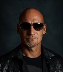 Sunday morning, it's chilling cold but the sun is shining. Reminds me of  how much I miss spring and summer. What's your favorite season? Have a  fantastic Sunday! Ralf 🤘😈🤘 #sunday #winter #