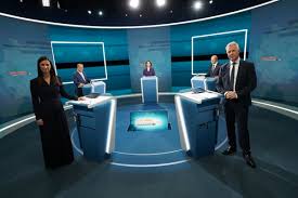 Annalena baerbock, armin laschet und olaf scholz wollen wenig angriffsfläche bieten und fehler vermeiden. Usi Syip Hc8 M