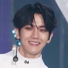 His favorite color are black, white, and grey. On Twitter In 2021 Baekhyun Black Hair Taeyong Chanyeol Black Hair