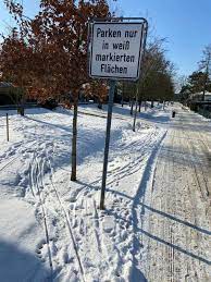 Das parken außerhalb der dafür markierten flächen ist unzulässig. Parking Only Allowed In The Areas Marked In White 9gag