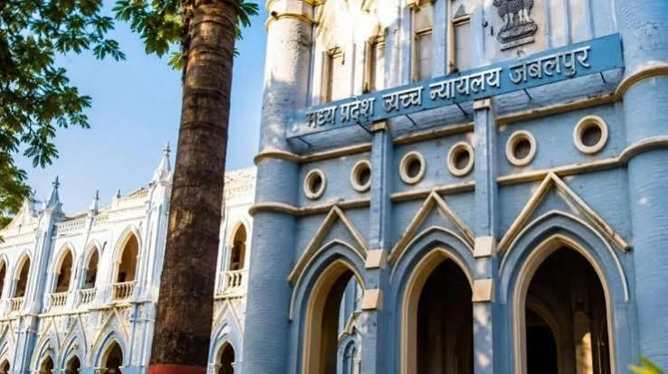 जबलपुर में कानून-व्यवस्था को लेकर युवा कांग्रेस का हल्लाबोल, SP कार्यालय का घेराव, बैरिकेड्स पर चढ़े कार्यकर्ता, पुलिस ने की पानी की बौछार ...