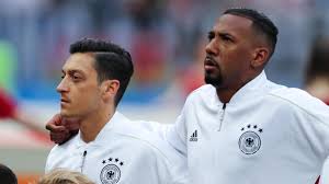 Schnell und einfach preise vergleichen zu produkten von geprüften onlineshops. Jerome Boateng Unterstutzt Mesut Ozil Nach Arsenal Rauswurf Eurosport