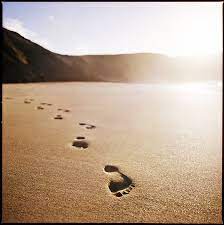 Und jedes mal sah ich zwei fußspuren im sand, meine eigene und die meines herrn. Spuren Im Sand Foto Bild Lifestyle Jugendkultur Youth Bilder Auf Fotocommunity