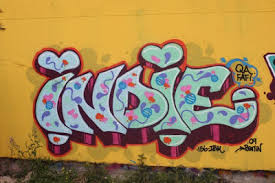 Öncelikle pigmentler ezilir ve su ile kireç bağlayıcısı ile bağlanarak karıştırılır. Graffiti Nedir Nasil Ogrenilir Tarihcesi Ve Turleri Nelerdir Bilgiustam