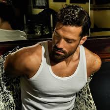 Ο γνωστός τραγουδιστής, έχει σίγουρα την ταμπέλα του καλού παιδιού ενώ η συμπεριφορά του ως προς τις γυναίκες που πέρασαν από τη. Konstantinos Argiros Thebeat