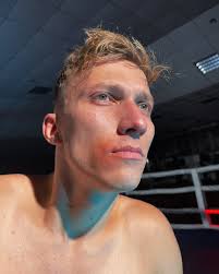 Make up & Hair : Mia Huang Dress: @sophiawuofficial Foundation