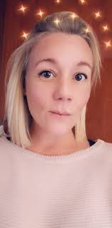 Ana Moss's Instagram, Twitter & Facebook