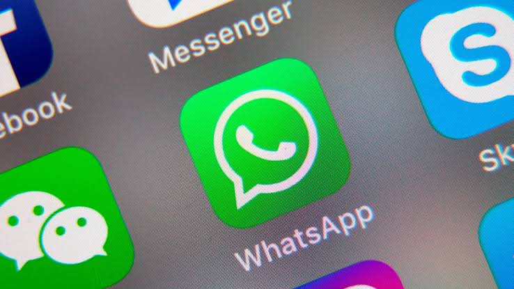 Logos de WhatsApp, Telegram y Signal juntos sobre fondo verde