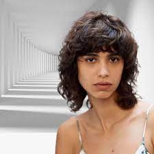 La frangia sui capelli ricci è di tendenza, ecco i tagli giusti per portarla con stile e senza stress. Capelli Ricci 2021 La Tendenza Dell Estate E La Frangia