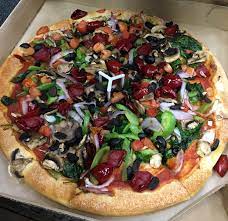 The pizza hut menu offers all the standard toppings such as sausage, beef, bacon, chicken, ham and your typical veggies including olives, red & green select a veggie pizza to cut down on fat and keep your toppings on the healthier side. Pizza Hut Really Outdid Themselves With This Veggie Pizza Vegan