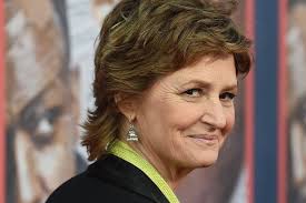 Download Melissa Leo gamle skuespiller med kort hår knold glimrende over en  almindelig hvid baggrund. Wallpaper