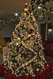 Christmas tree light decorating ideas pinterest. Gold Music Themed Christmas Tree Elegant Christmas Trees Christmas Tree Themes Elegant Christmas