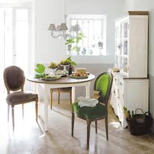 A Hint Of Greenery Velvet And Solid Oak Medallion Chair In Green Louis Maisons Du Monde Gree Table A Manger Ronde Salle A Manger Bois Deco Maison Du Monde