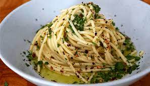 Se pot folosi orice fel de paste: Spaghetti Aglio Olio E Peperoncino Pasta Aglio E Olio Recipevincenzo S Plate