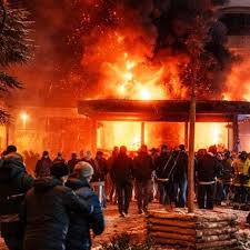 Crans-Montana: una tragedia che interroga tutti La tragedia avvenuta nella località turistica svizzera durante la notte di Capodanno, in un locale affollato per i festeggiamenti, ha causato decine di vittime e numerosi