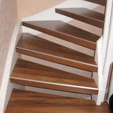 Rühren sie den fugenmörtel mit wasser an und füllen sie damit die fugen der betontreppe mit fliesen aus. Offene Treppe Renovieren
