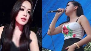 Dari nada deringnya dapat kuketahui kalau dering itu dari nomor telepon salah seorang klienku. Pedangdut Cantik Digerebek Saat Berzina Dengan Suami Orang Di Hotel Divonis 3 Bulan Bangka Pos