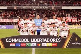 Titular do Flamengo sente dores e deixa duelo com o Estudiantes no primeiro tempo