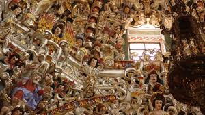 La iglesia de Santa María Tonantzintla, en San Andrés Cholula (Puebla), es original y única por las siguientes razones: 1. La profusa decoración en yeso recrea el paraíso imaginado por las nahua,