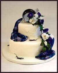 A Traditional Scottish Wedding Fixture The Quaich Atop The Cake Looks So Elegant Scottish Wedding Cakes Tartan Wedding Cake