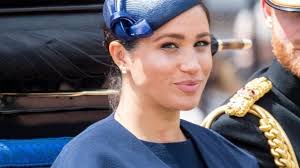 Photo : A gauche, la couverture du Vogue britannique de septembre 2019,  conçue avec la collaboration de la duchesse Meghan de Sussex comme  rédactrice en chef invitée ; à droite, la couverture