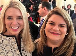 Esta mañana tuvimos varias mesas de trabajo con distintos jefes de agencias  en la Casa Blanca, entre ellos la fiscal general Pam Bondi, con quien tuve  una gran conversación y cuyo trabajo
