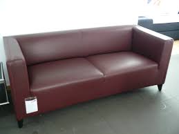 The curved sleigh arms have a decorative rosette detail. Mein Ausstellungsstuck Designer Sofa Bordeaux Rot Wittmann Ducale
