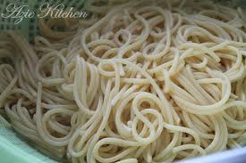 Panaskan minyak zaitun, tumis bawang putih sehingga kekuningan. Seafood Spaghetti Aglio E Olio Azie Kitchen