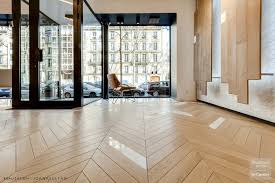 Parquet En Chene En Point De Hongrie Avec Incrustation De Marbre Au Showroom Carresol Paris 17e Salle De Bain Marbre Parquet Pointe De Hongrie Parquet